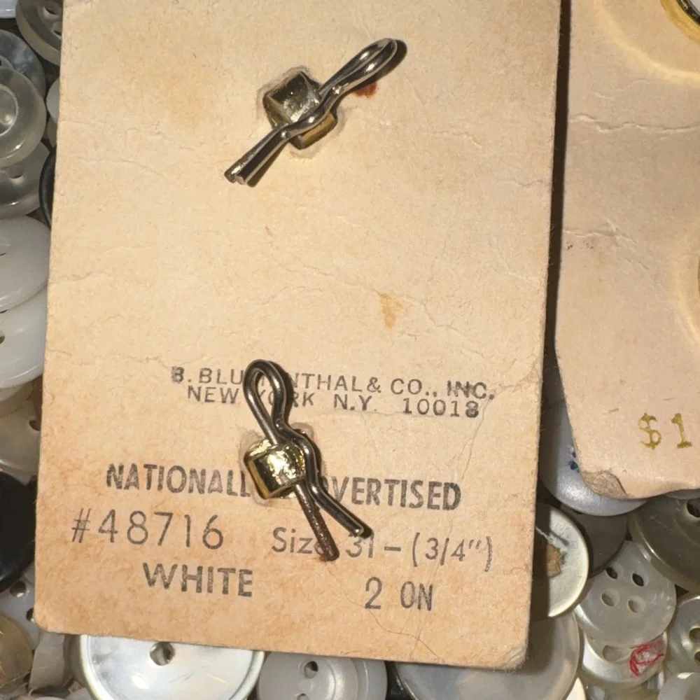 6,168 Button Bundle Assorted - Picture 9 of 13